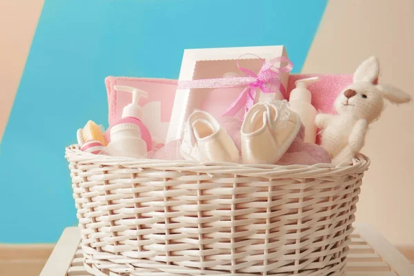 Cesta con regalos de ducha de bebé —  Fotos de Stock