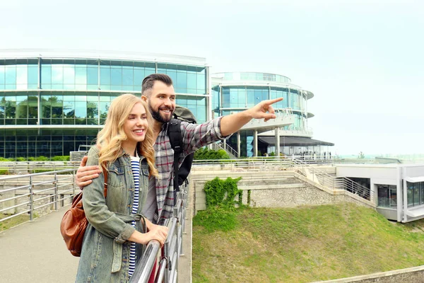 Felices turistas jóvenes en la hermosa ciudad — Foto de Stock