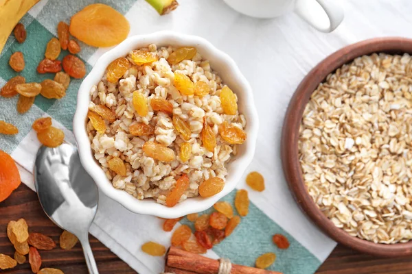 Tasty oatmeal with raisins — Stock Photo, Image