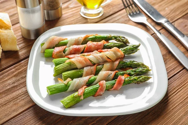 Plate with bacon wrapped asparagus — Stock Photo, Image