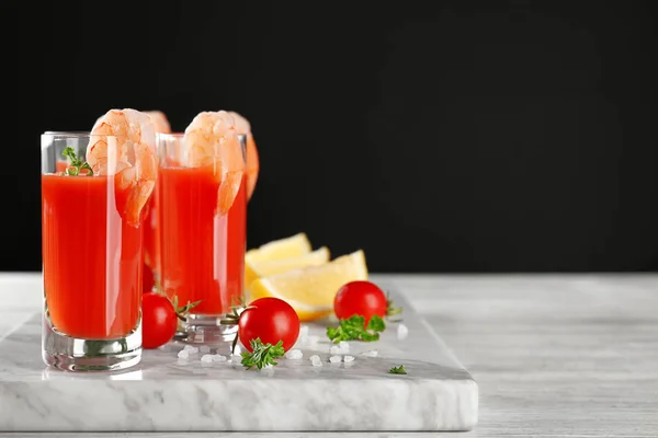Tabla con vasos de salsa de tomate y camarones — Foto de Stock