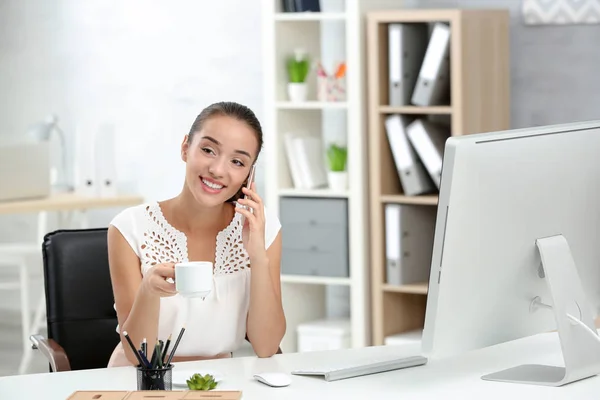 Mooie jonge vrouw — Stockfoto