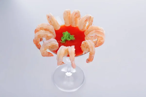 Copo com coquetel de camarão e molho de tomate sobre fundo branco — Fotografia de Stock
