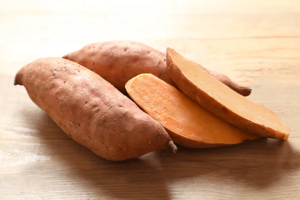 Tatlı patateslerin üzerine ahşap arka plan — Stok fotoğraf