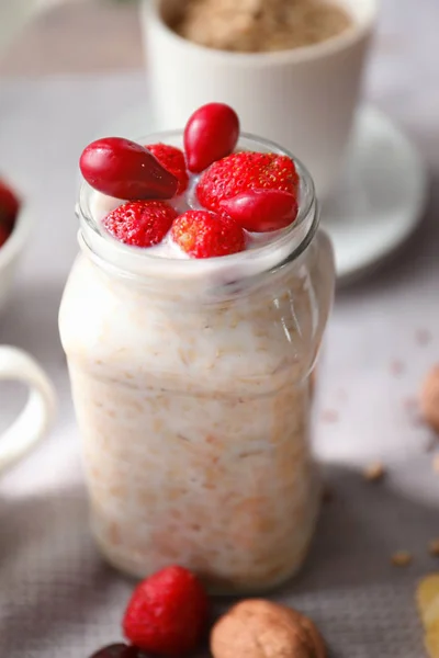 Nutritious oatmeal with berries — Stock Photo, Image