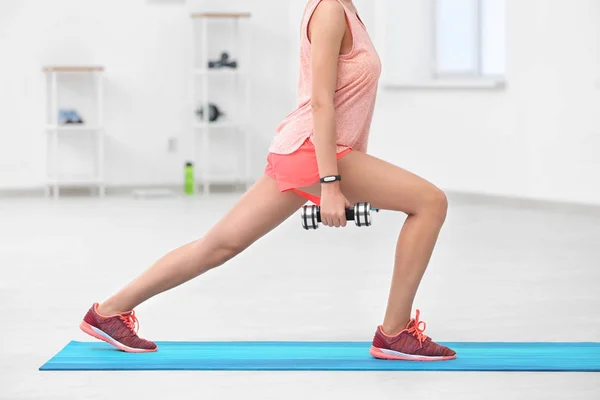 Mooie jonge vrouw training — Stockfoto