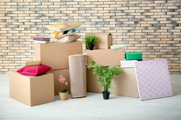 Cajas de cartón y artículos de interior en el suelo en la habitación. Mudanza concepto casa —  Fotos de Stock