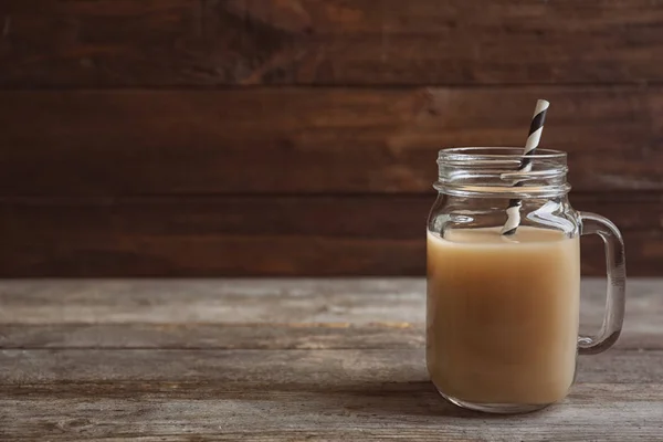 Glas mit leckerem Proteinshake — Stockfoto