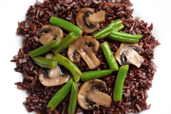 キノコとクローズ アップ、白地に緑の豆と赤米 — ストック写真