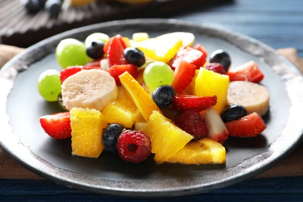 Deliciosa ensalada de frutas en plato, primer plano — Foto de Stock