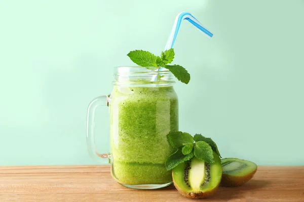 Delicioso smoothie kiwi com hortelã — Fotografia de Stock