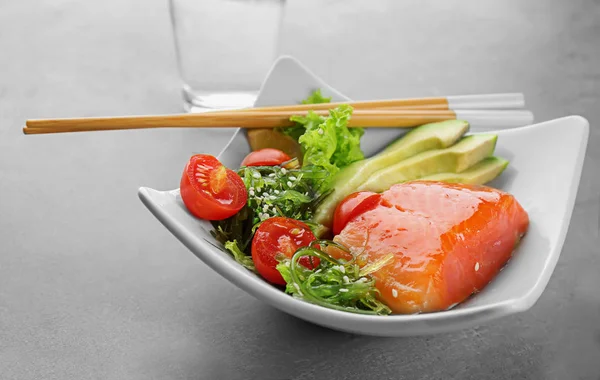 Placa con deliciosa ensalada de salmón —  Fotos de Stock