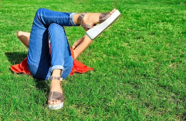 Woman relaxing on green lawn — Stock Photo, Image