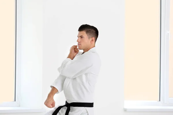 Mężczyzna karate Instruktor szkolenia w dojo — Zdjęcie stockowe
