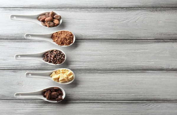 Łyżki z różnych produktów kakaowych — Zdjęcie stockowe