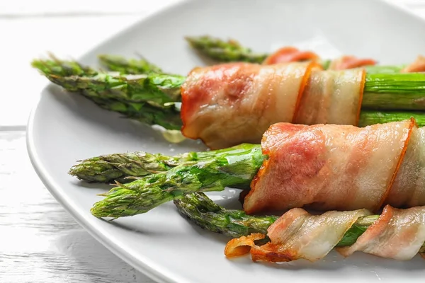 Piatto con asparagi avvolti nella pancetta — Foto Stock
