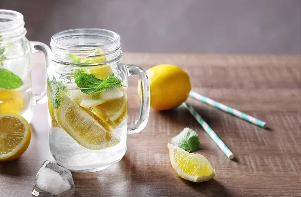 Einmachglas mit Mojito-Cocktail auf Holztisch — Stockfoto