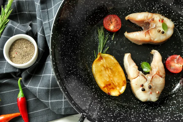Pfanne mit leckeren Fischsteaks auf dem Tisch — Stockfoto
