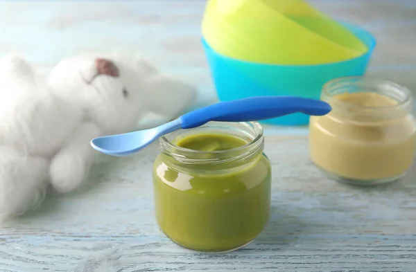 Jar of tasty baby food on wooden table — Stock Photo, Image