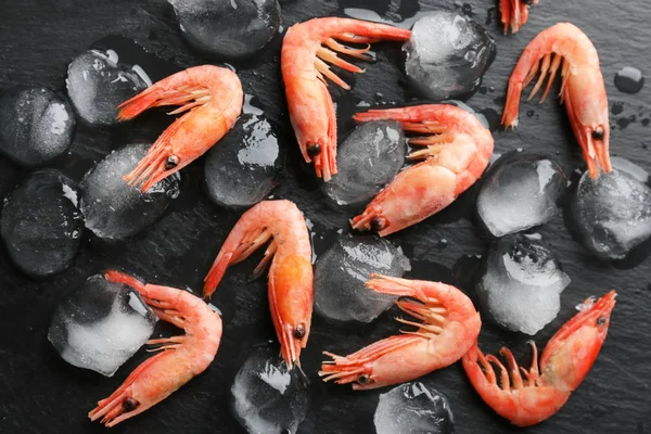 Mražené krevety s ledem na stole — Stock fotografie