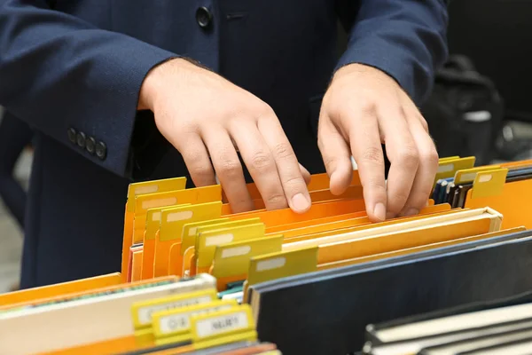 Uomo alla ricerca di documenti in archivio — Foto Stock