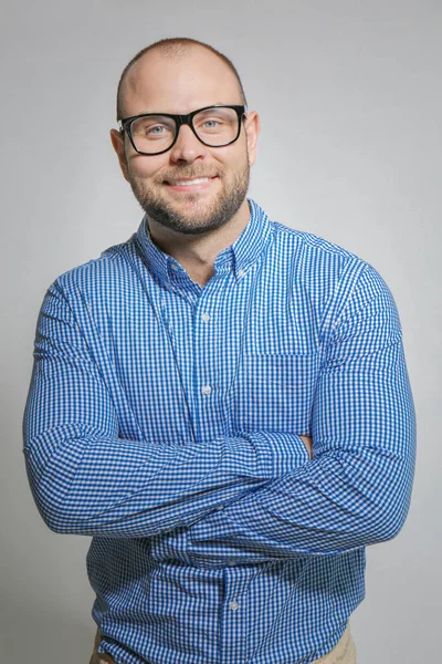 Joven con gafas sobre fondo gris — Foto de Stock