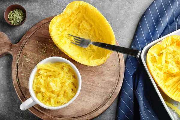 Kop met vlees van spaghetti squash — Stockfoto