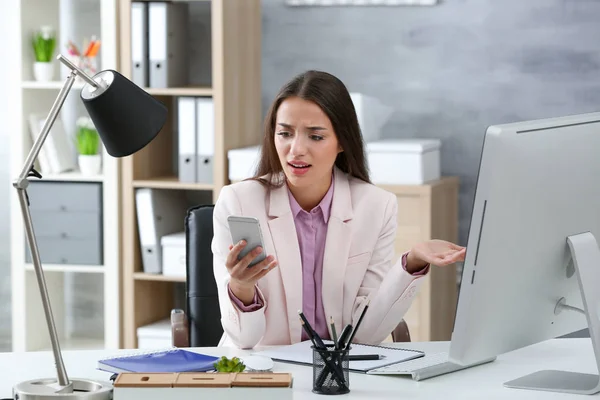 Mooie jonge vrouw — Stockfoto