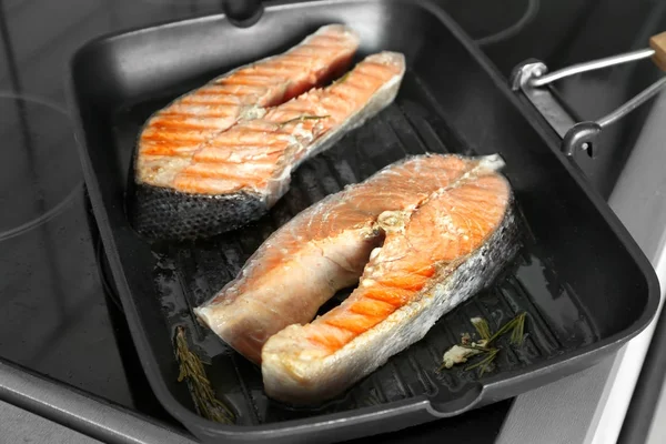 Обсмажування сковороди зі стейками лосося — стокове фото