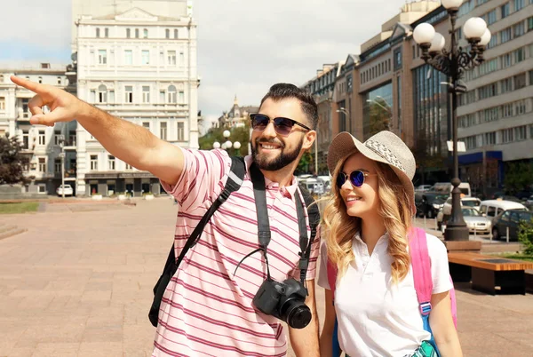 Giovani turisti felici che camminano per strada in città — Foto Stock