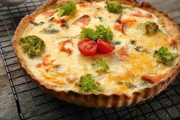 Quiche de saumon savoureux sur support de refroidissement — Photo