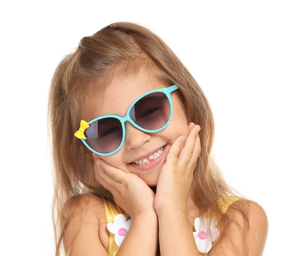 Adorável menina com óculos de sol no fundo branco — Fotografia de Stock