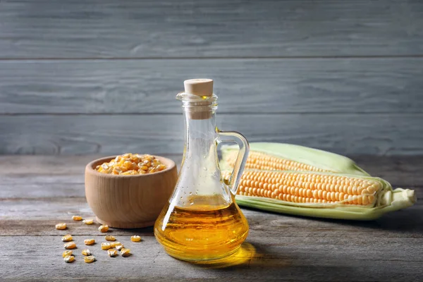 Скляна пляшка з кукурудзяною олією та сушеними ядрами — стокове фото