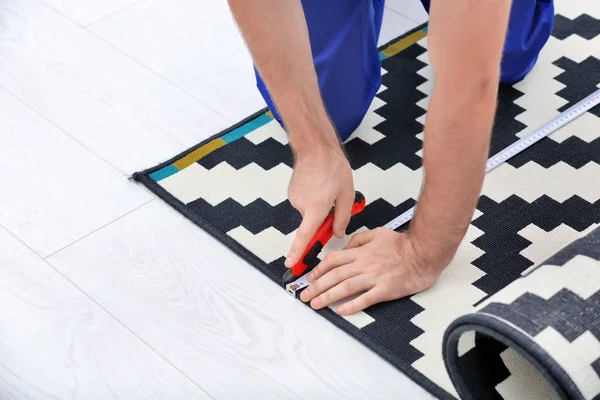 Hombre trabajador apropiado alfombra —  Fotos de Stock