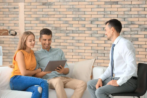 Corredor de bienes raíces y clientes discutiendo la compra de nuevo apartamento en la oficina — Foto de Stock