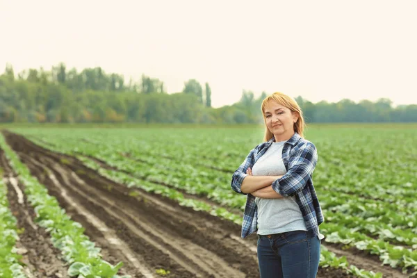 Agricultora de pie en el campo —  Fotos de Stock