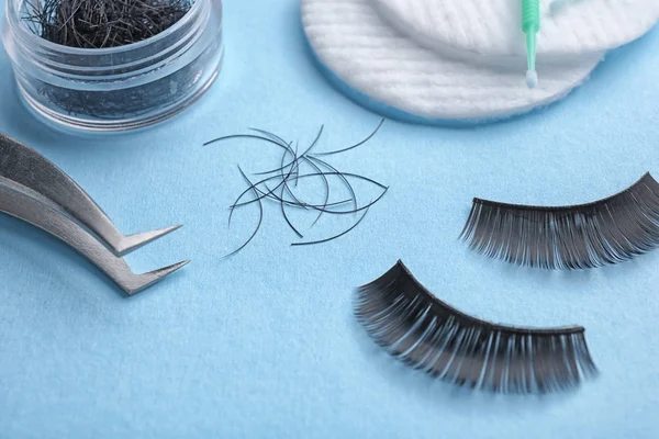 Set with false eyelashes on color background — Stock Photo, Image