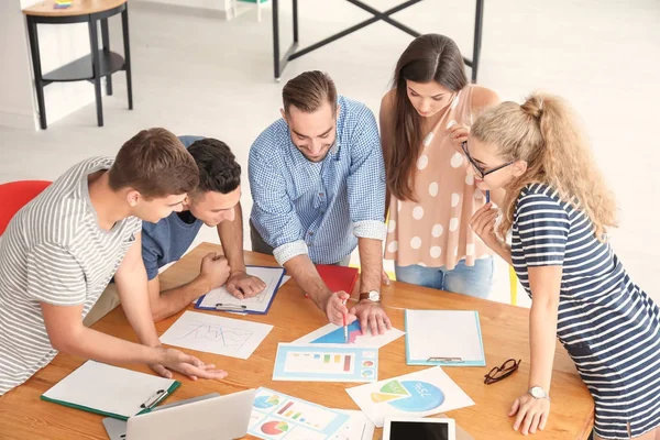 Equipo de jóvenes profesionales empresariales que se reúnen en la oficina — Foto de Stock