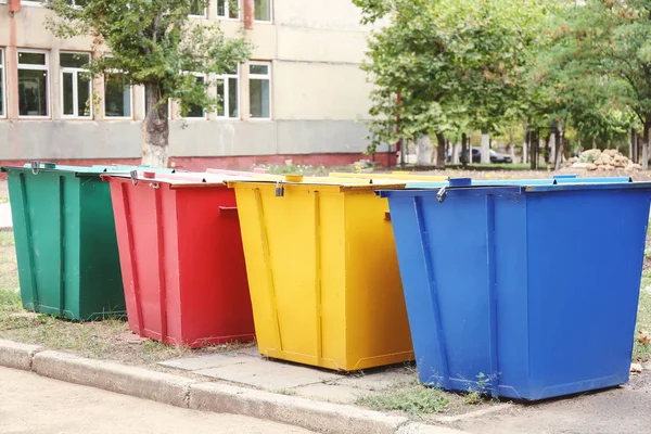 リサイクル用ゴミ箱屋外 — ストック写真