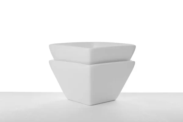 Керамические чаши на белом — стоковое фото