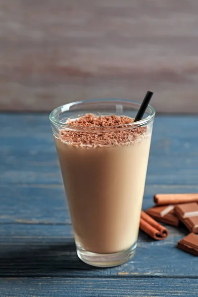 Kaca dengan protein coklat kocok — Stok Foto