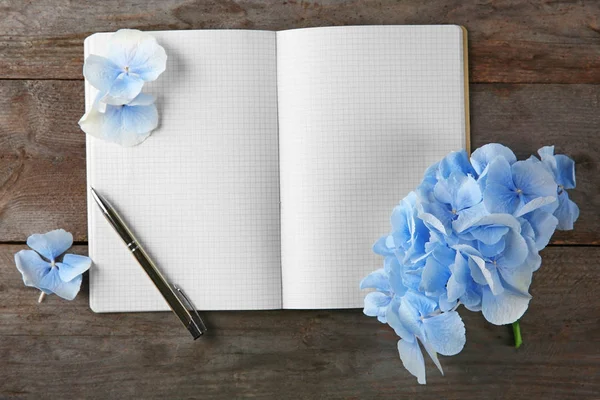 Composition avec de belles fleurs bleues, carnet — Photo