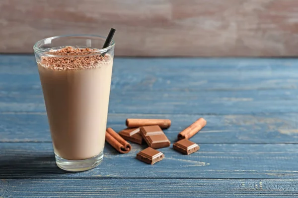 Vidro com batido de proteína de chocolate — Fotografia de Stock