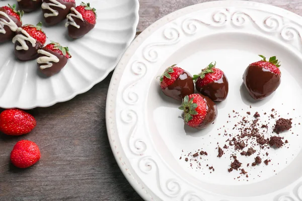 Teller mit leckeren Erdbeeren mit Schokolade überzogen — Stockfoto
