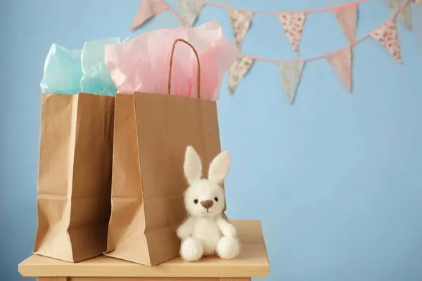 Sacos de compras e coelho de brinquedo — Fotografia de Stock