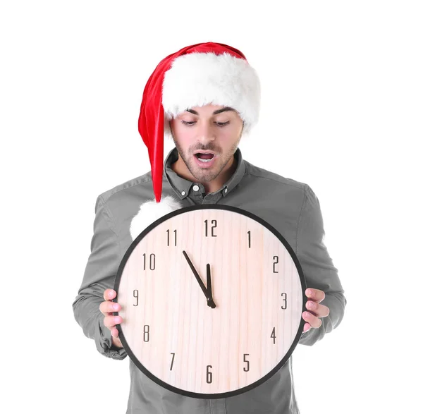 A fiatalember a Santa hat óra fehér háttér. Karácsonyi visszaszámlálás koncepció — Stock Fotó