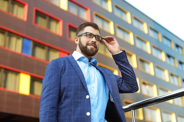 Knappe succesvol zakenman in elegante pak buitenshuis — Stockfoto