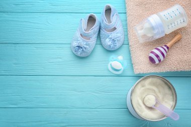 Bebek süt formülü ahşap masa üzerinde besleme şişe ile kompozisyon