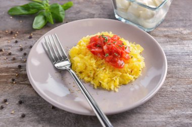 Lezzetli spagetti squash tablo ile plaka