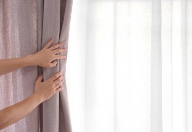 Güzel renk perdeleri kapalı, açmayı kadın portre